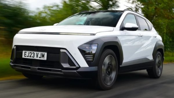 Плюсове: Удобен и изискан, просторна кабина, избор от бензинов, хибриден и електрически двигател

Минуси: Не е особено забавно за шофиране, хибридните и 1,0-литровите версии са бавни, твърде футуристично изглеждащо за някои

Hyundai Kona от първо поколение беше приличен малък SUV, но марката се вслуша много внимателно в клиентите си, когато проектира настоящия модел от второто.  Наред с мащабно обновения дизайн, който изглежда е вдъхновен от Ioniq, настоящият Kona предлага и много повече пространство в купето. Резултатът е  място за главата и коленете почти като при много по-големия Hyundai Tucson. Багажникът също е впечатляващ, като обемът му от 466 литра го прави един от най-големите в класа на малките SUV. 

Качеството на интериора също е подобрено значително. Двойните цифрови дисплеи изглеждат изключително модерни. 12,3-инчовата инфоразвлекателна система на Kona е разумно разположена, реагира бързо и разполага с физически бутони за бърз достъп под екрана. Apple CarPlay и Android Auto са включени, но ще трябва да си носите кабел.

Kona Electric предлага най-ниските експлоатационни разходи, но никой от вариантите не би трябвало да изтощи особено банковата ви сметка. Дори най-жадните за бензин Kona все още могат да постигнат разход на гориво от 5,2 итра на 100 км.

И трите варианта дават приоритет на комфорта пред производителността. Но неравните повърхности причиниха известни смущения по време на тестовете. Нещата обаче остават до голяма степен спокойни, особено при по-ниски скорости. Шумът от вятъра и пътя е минимален.